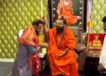 पालकमंत्री जयकुमार गोरे यांनी घेतले काशीपीठाचे जगदगुरु डॉ. मल्लिकार्जुन शिवाचार्य महास्वामींचे आशीर्वाद
