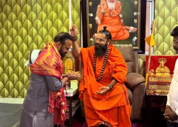 पालकमंत्री जयकुमार गोरे यांनी घेतले काशीपीठाचे जगदगुरु डॉ. मल्लिकार्जुन शिवाचार्य महास्वामींचे आशीर्वाद