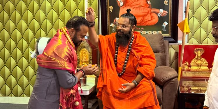 पालकमंत्री जयकुमार गोरे यांनी घेतले काशीपीठाचे जगदगुरु डॉ. मल्लिकार्जुन शिवाचार्य महास्वामींचे आशीर्वाद