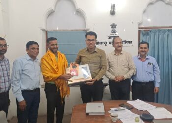 प्रलंबित आयकर परतावा मार्गी; आयकर अधिकाऱ्यांचा महापालिका आयुक्तांच्या हस्ते सत्कार