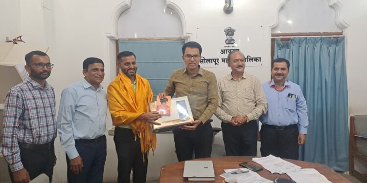 प्रलंबित आयकर परतावा मार्गी; आयकर अधिकाऱ्यांचा महापालिका आयुक्तांच्या हस्ते सत्कार
