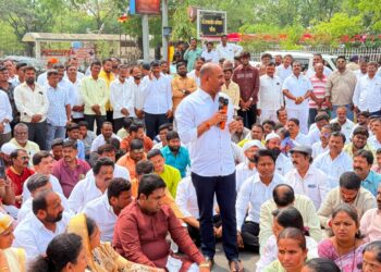 रोहित पवार यांनी दारू बनवण्याच्या कारखान्याला वापरणारे पाणी आधी बंद करावे