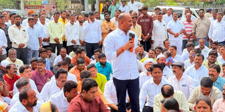 रोहित पवार यांनी दारू बनवण्याच्या कारखान्याला वापरणारे पाणी आधी बंद करावे