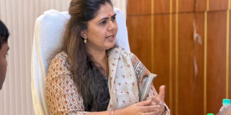 दुष्काळी परिस्थितीत पशुधनाला दर्जेदार आणि सुरक्षित चारा मिळणार – पशुसंवर्धन मंत्री पंकजा मुंडे यांची माहिती